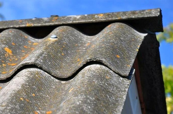 una copertura di un tetto in amianto