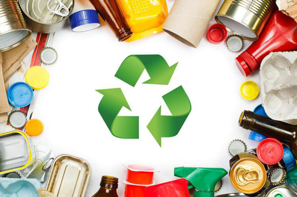 logo riciclo e oggetti da riciclare