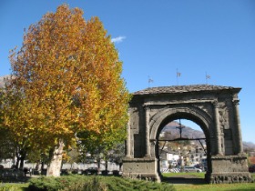 Arco d'Augusto in autunno con albero