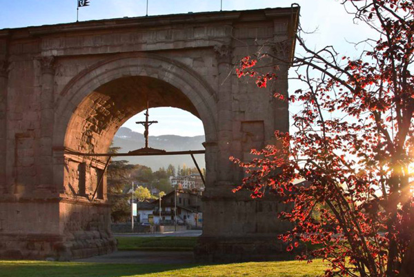 Arco d'Augusto in autunno con albero